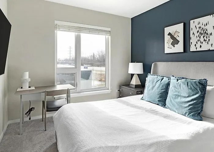 Apartment Landing Modern With Amazing Amenities Warrenville