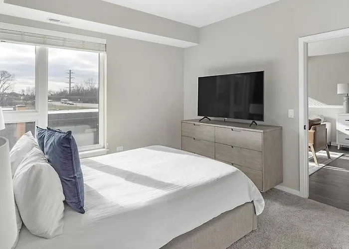 Landing Modern With Amazing Amenities Apartment Warrenville